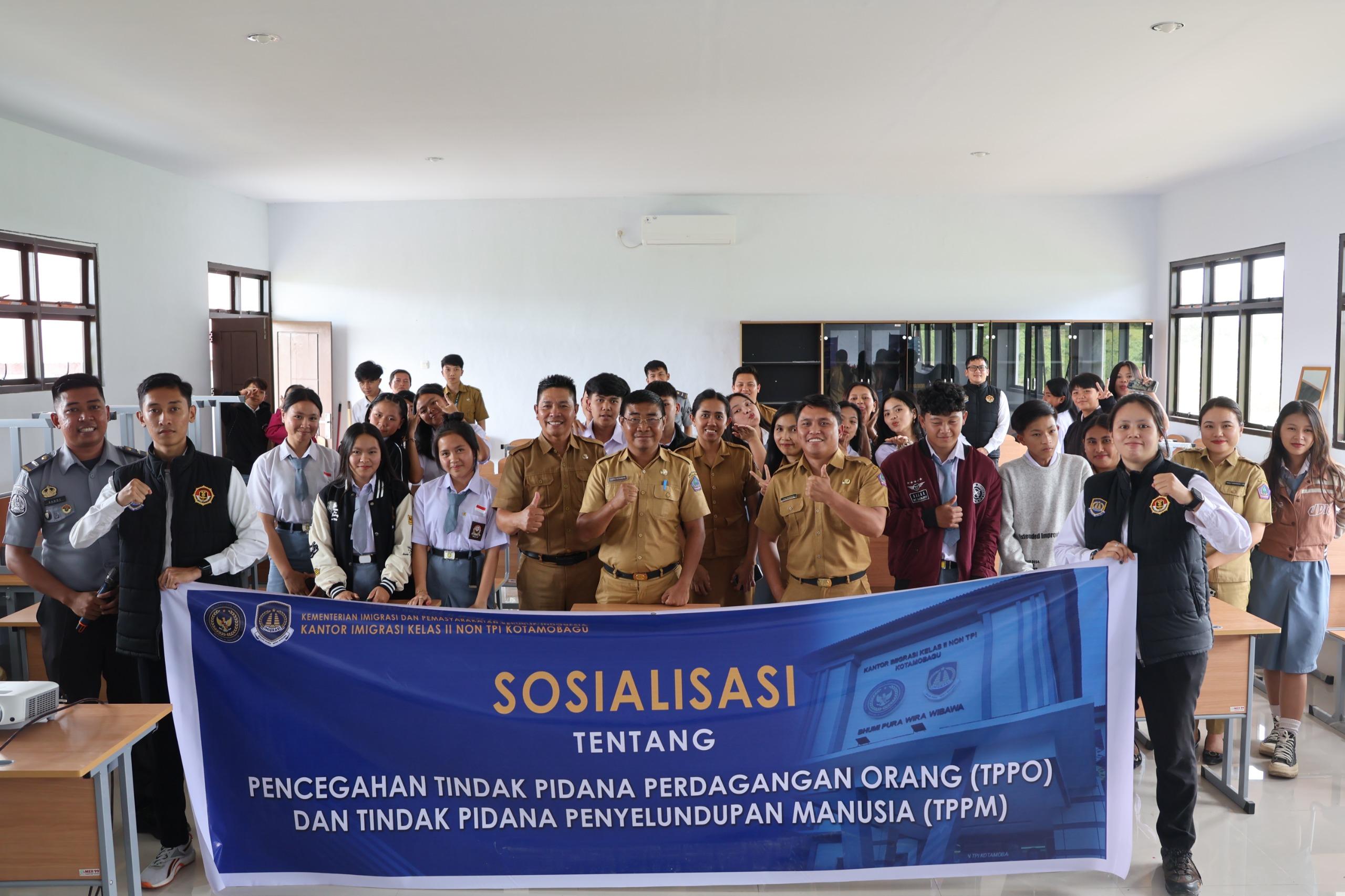 Kantor Imigrasi Kotamobagu Gelar Sosialisasi TPPO dan TPPM di SMK Mooat