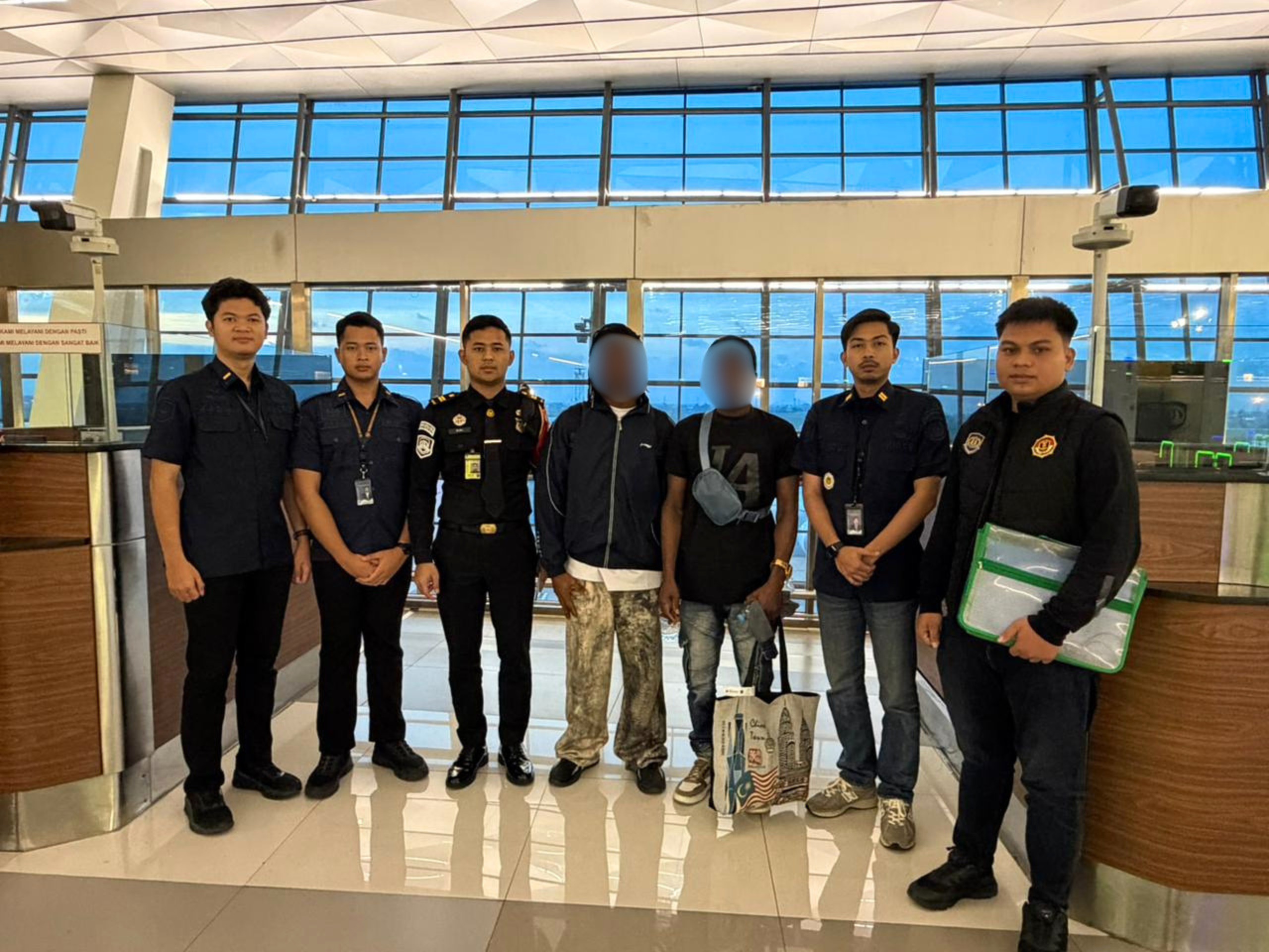 Tegakkan Aturan Keimigrasian, Imigrasi Kotamobagu Deportasi Dua Warga Negara  Nigeria 